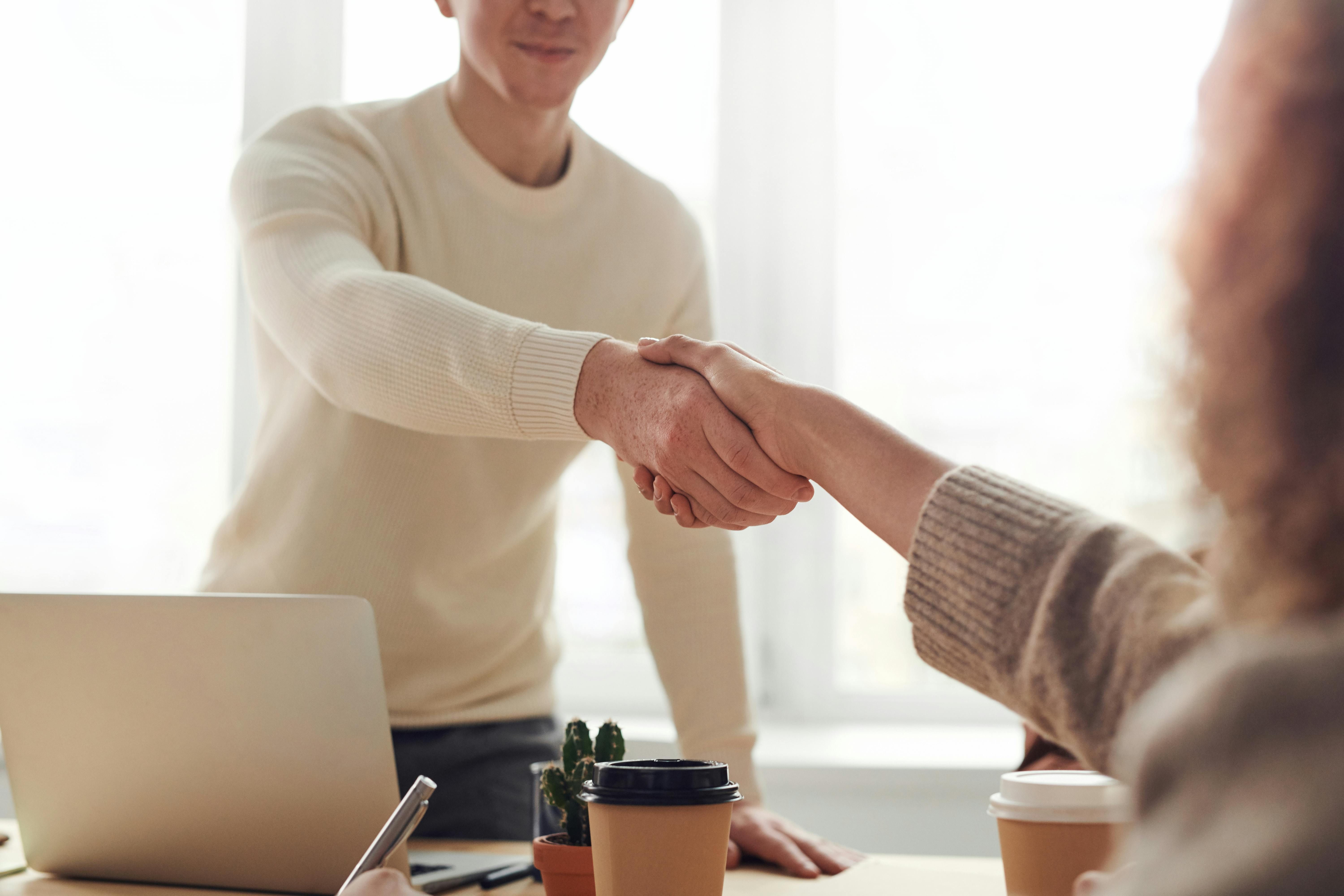 Hausverwalter und Kunde reichen sich die Hand